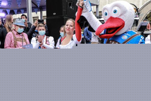 Une participante costumée et la cigogne